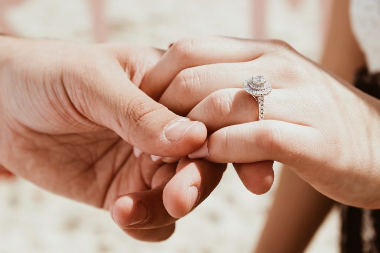 Biżuteria zaręczynowa i ślubna – co warto wiedzieć?